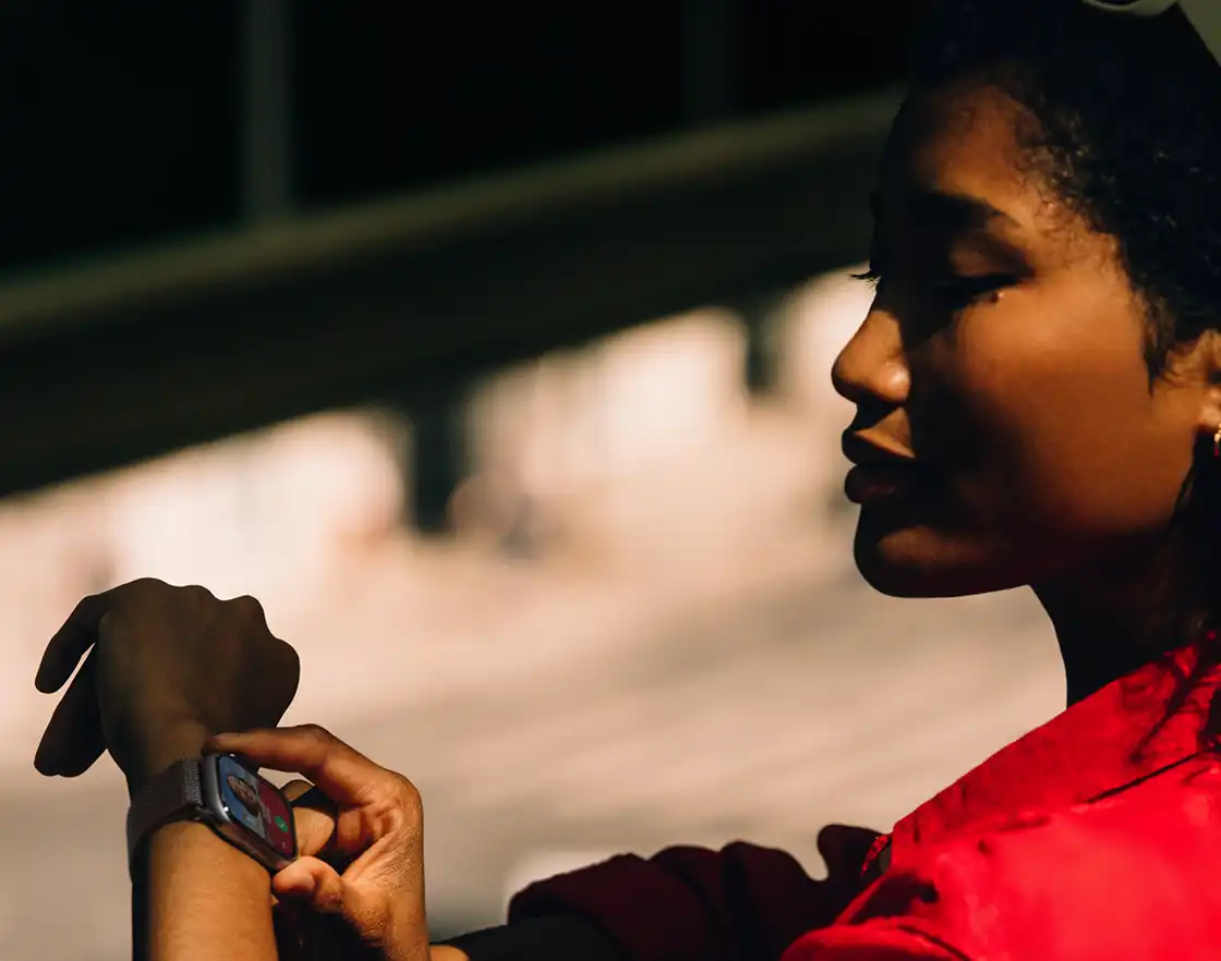 Hölgy éppen az Apple Watchot használja