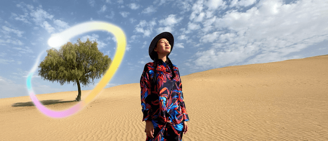 iPad Pro szemből, a kijelzőn sötétkéktől zöldig terjedő színátmenetes háttér előtt több megnyitott alkalmazás, egy
      Apple Pencilt tartó kéz körívet kanyarít a kijelzőre, amivel a kép az Apple Intelligence-alapú Image Wand funkció működését
      kívánja illusztrálni