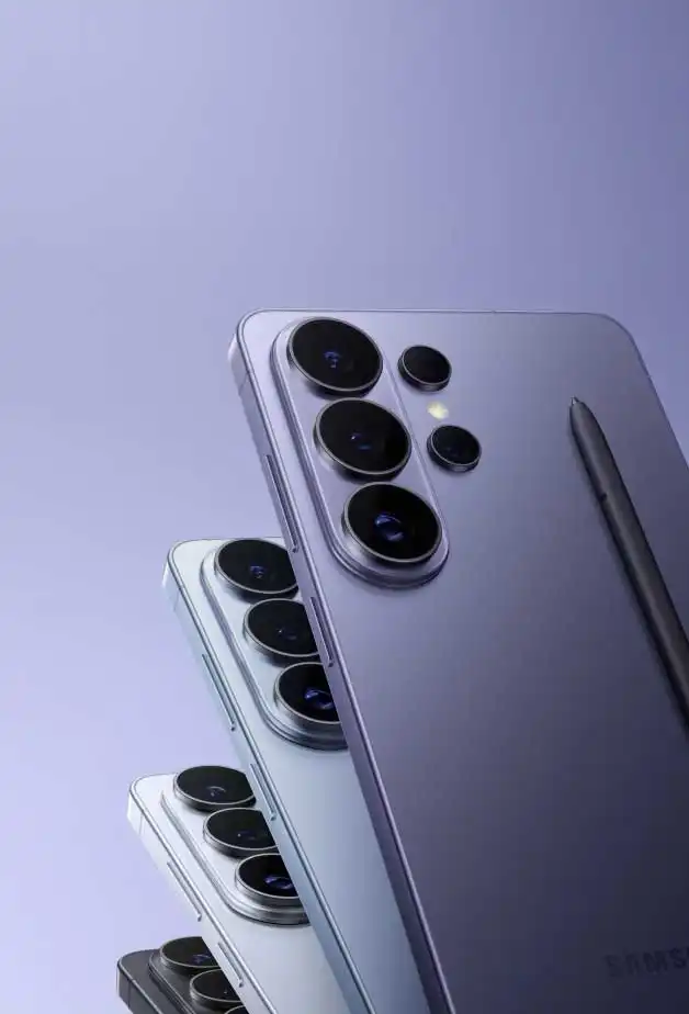 Három Galaxy S26 Ultra készülék különböző színekben, hátlapi kamerákkal és S Pennel.