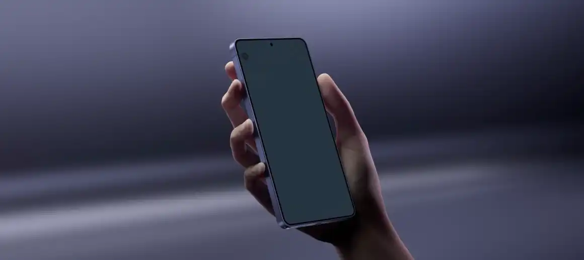 Kézben tartott Galaxy S26 Ultra elölnézetből, teljes kijelzős kialakítással.