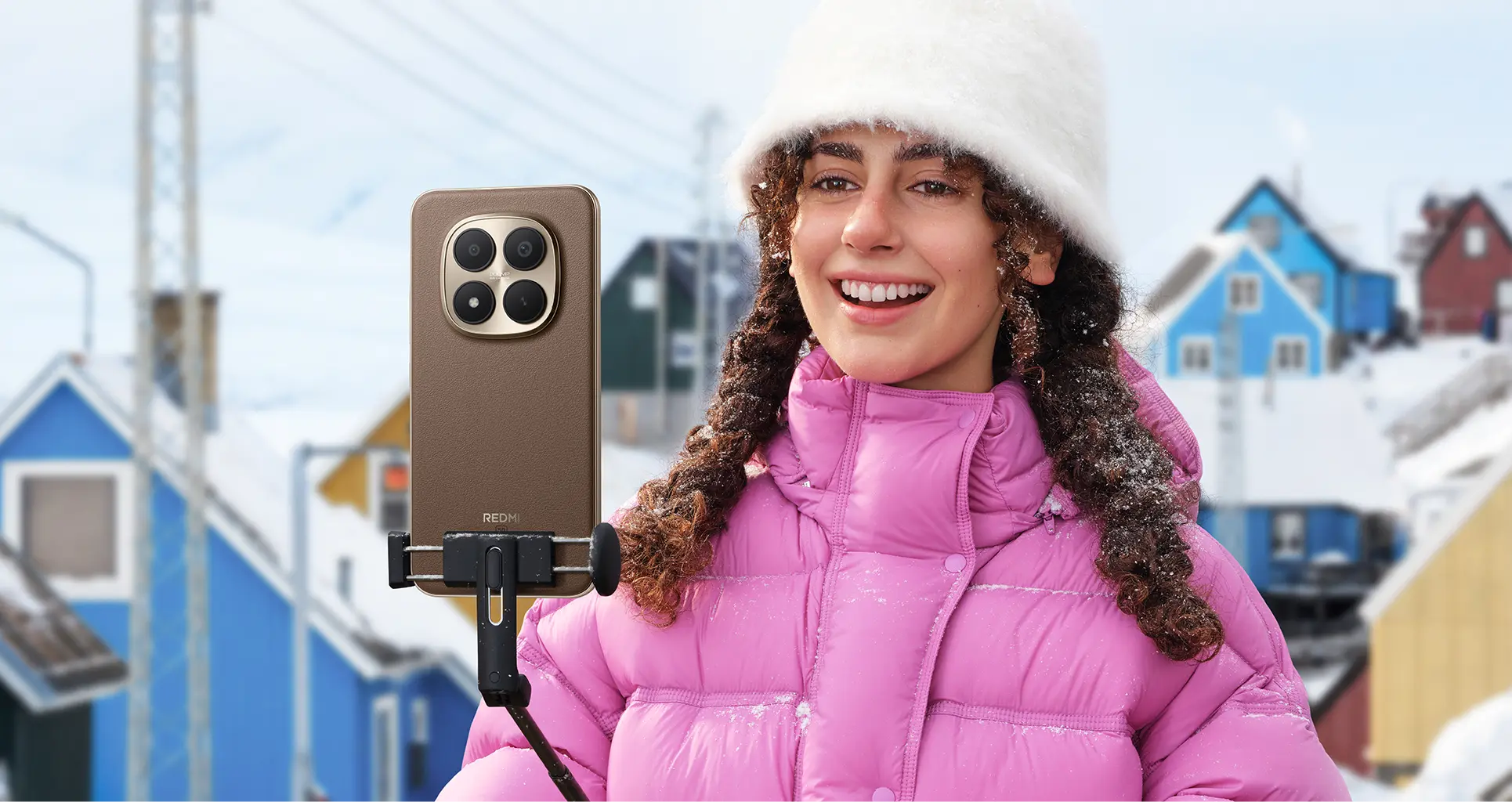 Lány előlapi kamerával videófelvételt készít