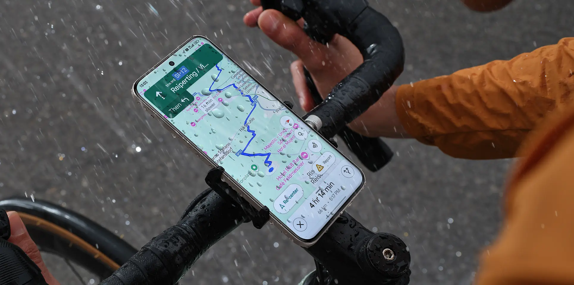 Esős időben a telefon kerékpár kormányra rögzítve