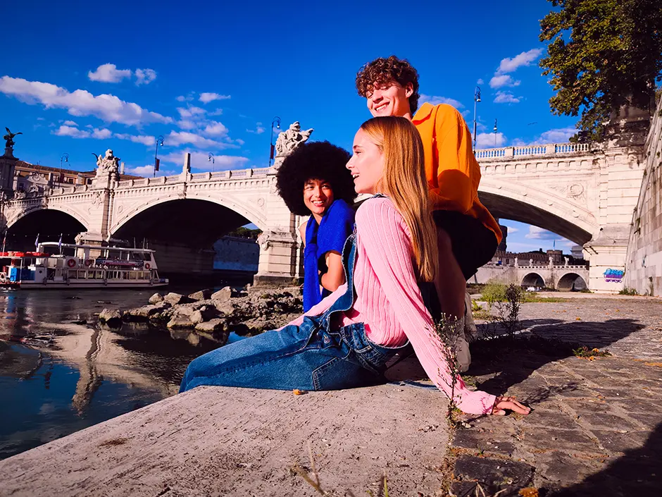 Fiatalok a folyóparton ülnek, effektelt kép