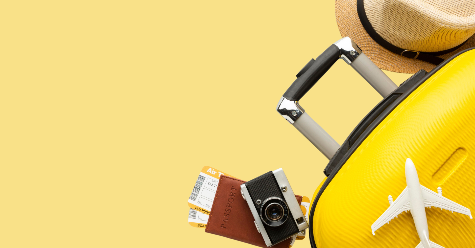 Bőrönd fényképezőgéppel, kalappal és repülőjegyekkel.