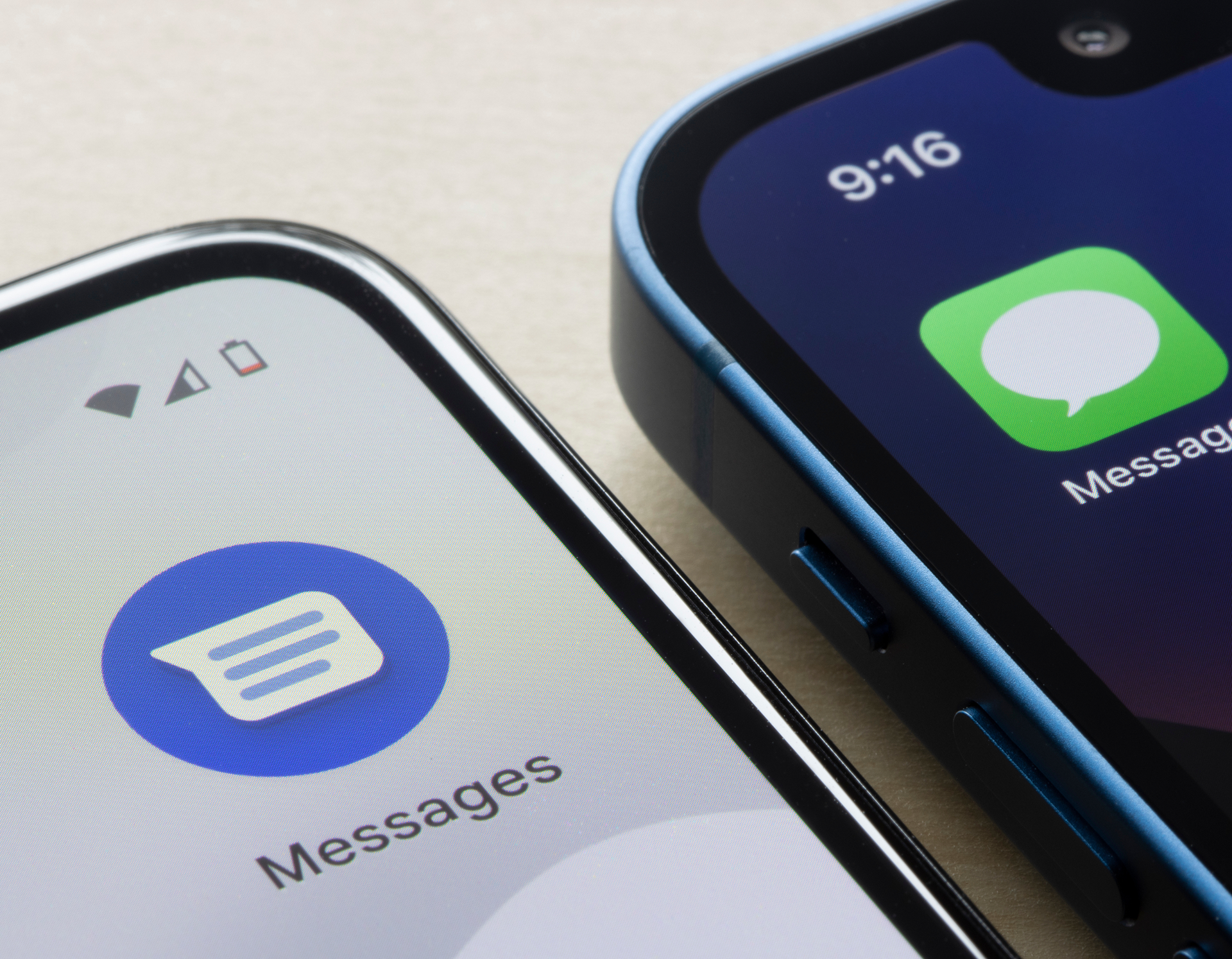 Egy Androidos és egy iOS-es telefon